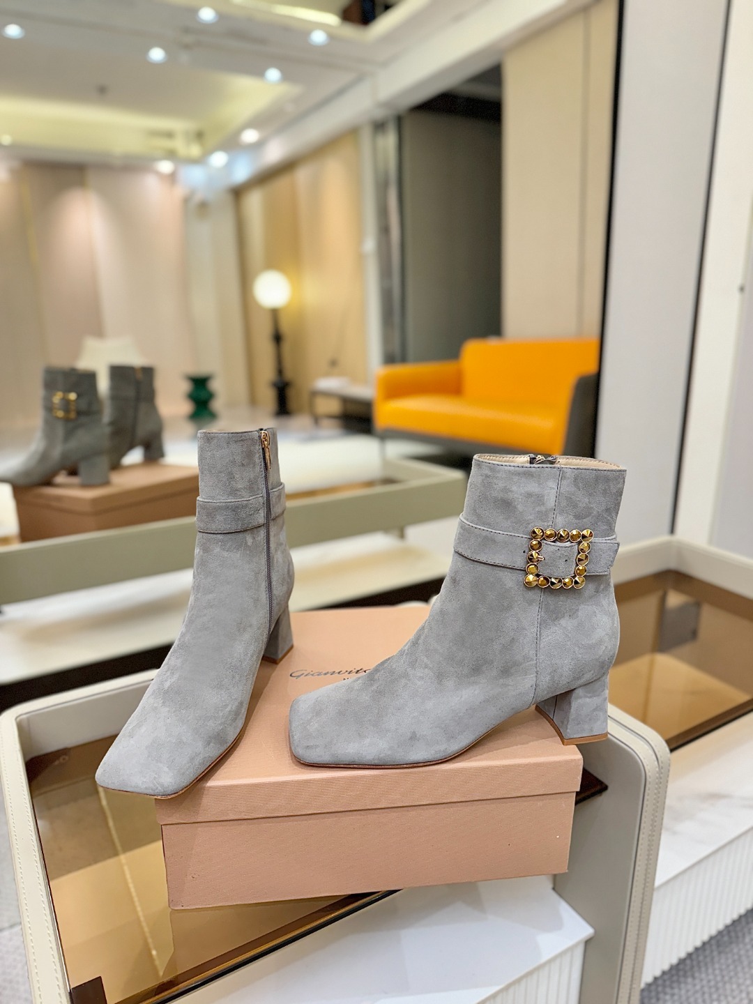 品 牌:Gianvito Rossi 罗西 GR方头及踝靴侧拉链R扣粗跟短靴。鞋面采用绒面革,质感柔软细