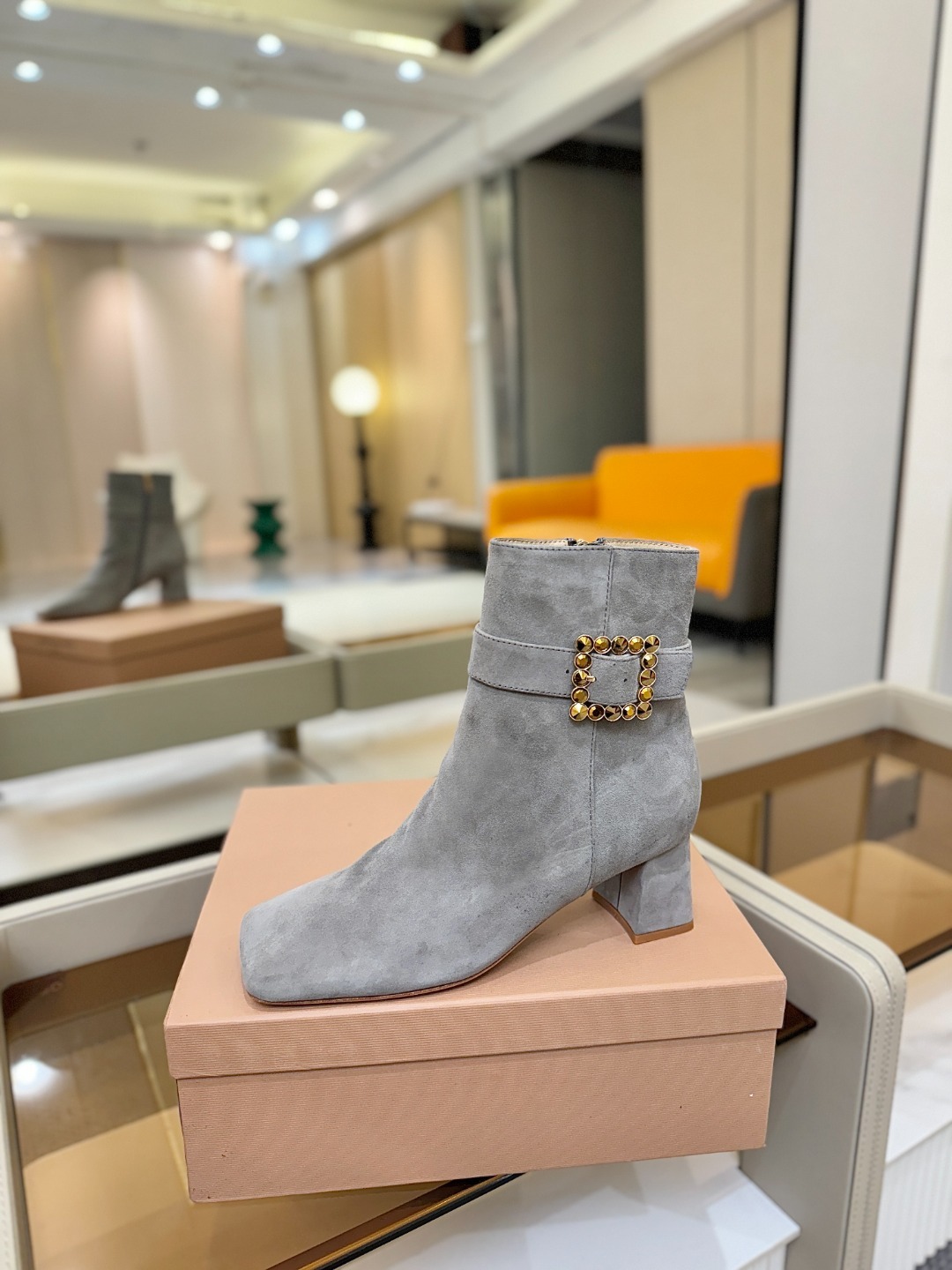 品 牌:Gianvito Rossi 罗西 GR方头及踝靴侧拉链R扣粗跟短靴。鞋面采用绒面革,质感柔软细