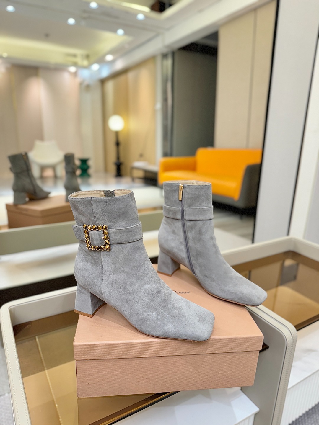 品 牌:Gianvito Rossi 罗西 GR方头及踝靴侧拉链R扣粗跟短靴。鞋面采用绒面革,质感柔软细
