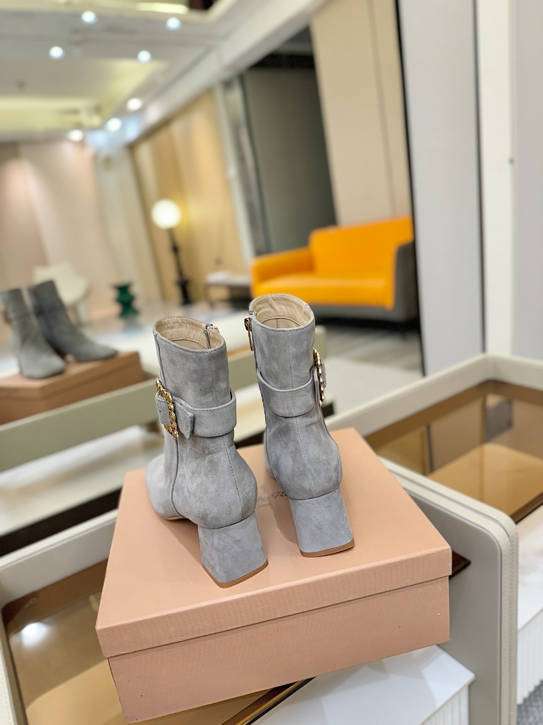 品 牌:Gianvito Rossi 罗西 GR方头及踝靴侧拉链R扣粗跟短靴。鞋面采用绒面革,质感柔软细