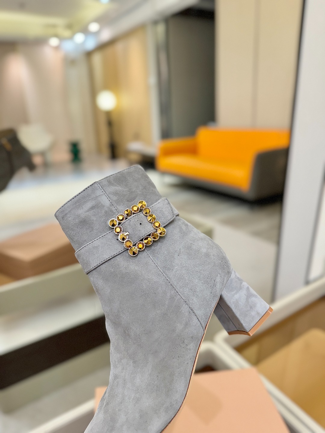 品 牌:Gianvito Rossi 罗西 GR方头及踝靴侧拉链R扣粗跟短靴。鞋面采用绒面革,质感柔软细