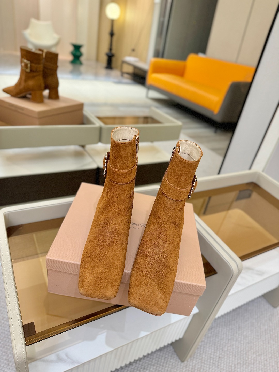 品 牌:Gianvito Rossi 罗西 GR方头及踝靴侧拉链R扣粗跟短靴。鞋面采用绒面革,质感柔软细