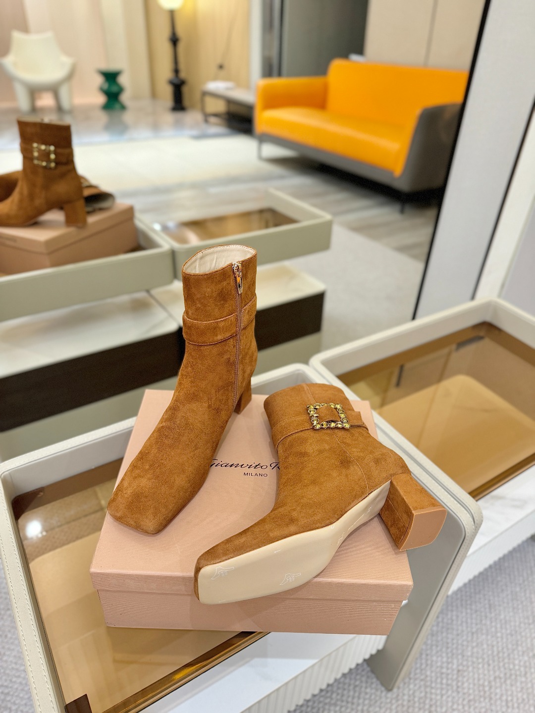 品 牌:Gianvito Rossi 罗西 GR方头及踝靴侧拉链R扣粗跟短靴。鞋面采用绒面革,质感柔软细