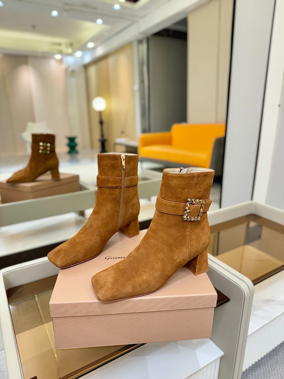 品 牌:Gianvito Rossi 罗西 GR方头及踝靴侧拉链R扣粗跟短靴。鞋面采用绒面革,质感柔软细