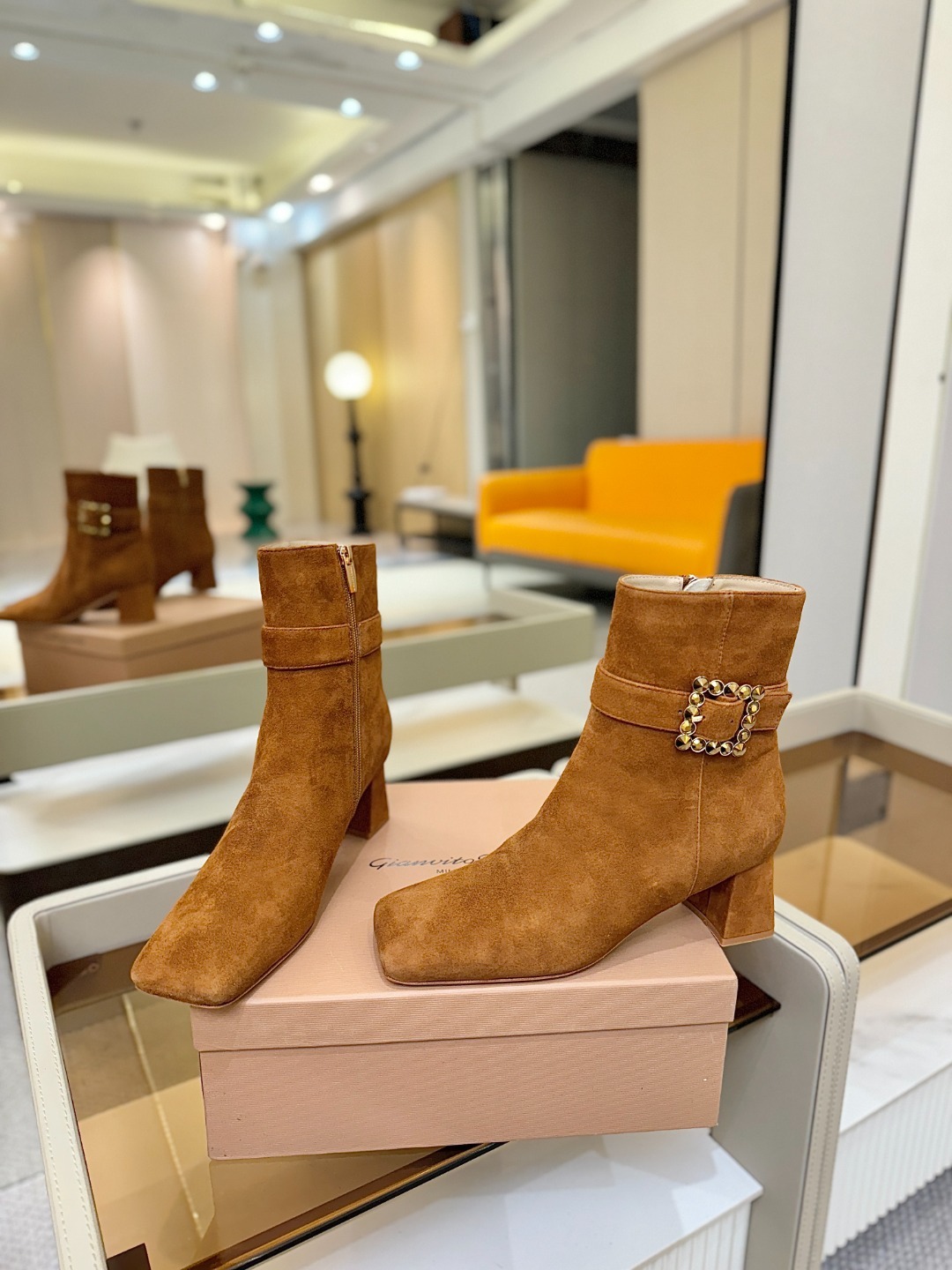 品 牌:Gianvito Rossi 罗西 GR方头及踝靴侧拉链R扣粗跟短靴。鞋面采用绒面革,质感柔软细