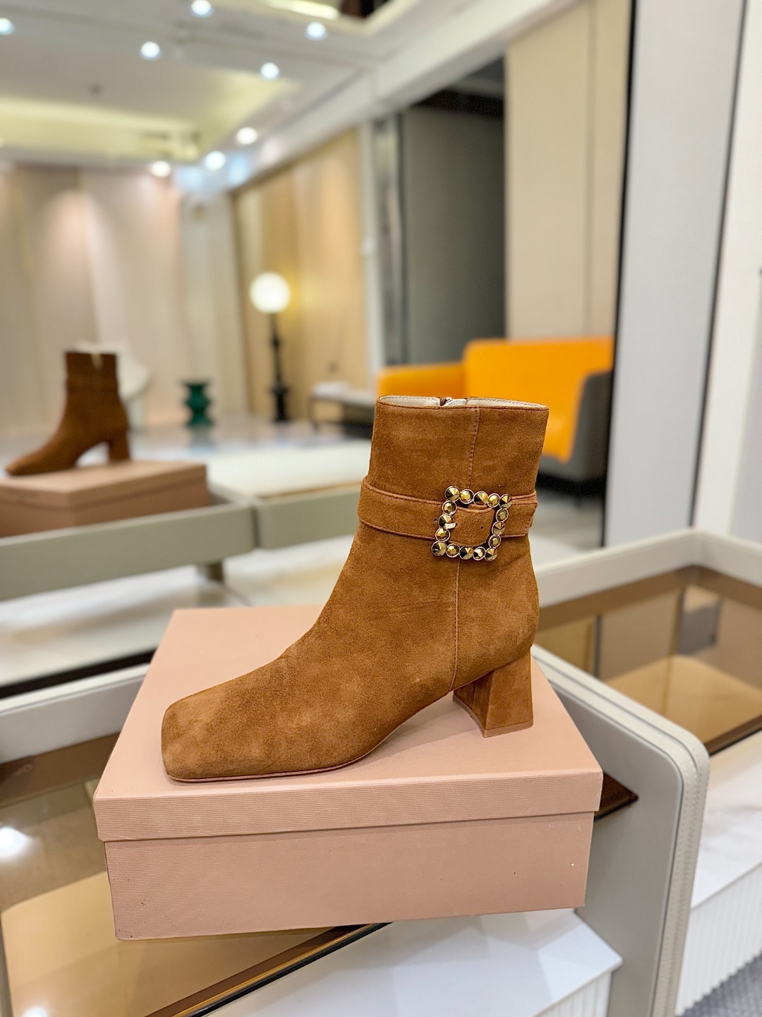 品 牌:Gianvito Rossi 罗西 GR方头及踝靴侧拉链R扣粗跟短靴。鞋面采用绒面革,质感柔软细