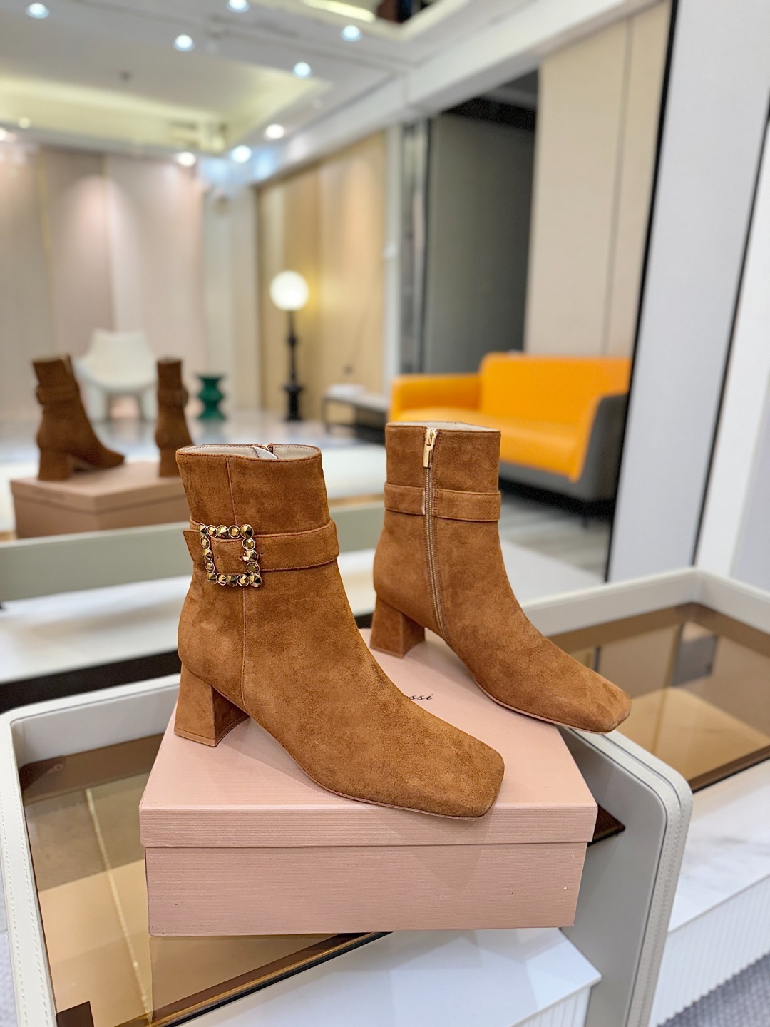 品 牌:Gianvito Rossi 罗西 GR方头及踝靴侧拉链R扣粗跟短靴。鞋面采用绒面革,质感柔软细