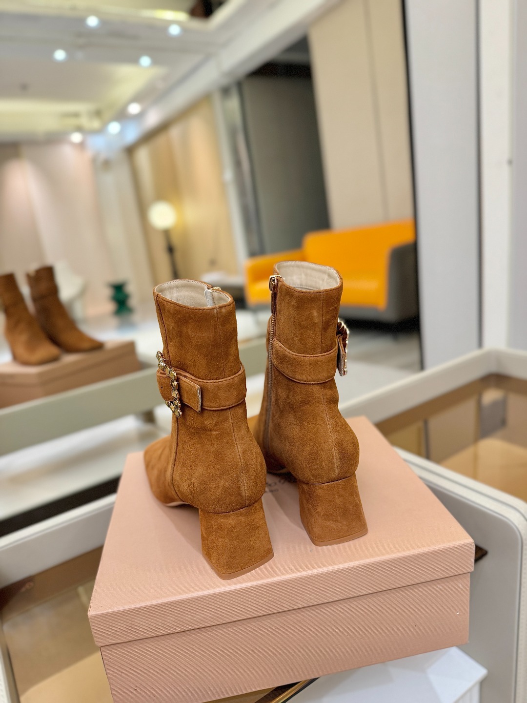 品 牌:Gianvito Rossi 罗西 GR方头及踝靴侧拉链R扣粗跟短靴。鞋面采用绒面革,质感柔软细