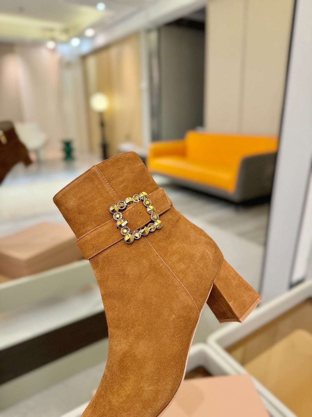 品 牌:Gianvito Rossi 罗西 GR方头及踝靴侧拉链R扣粗跟短靴。鞋面采用绒面革,质感柔软细