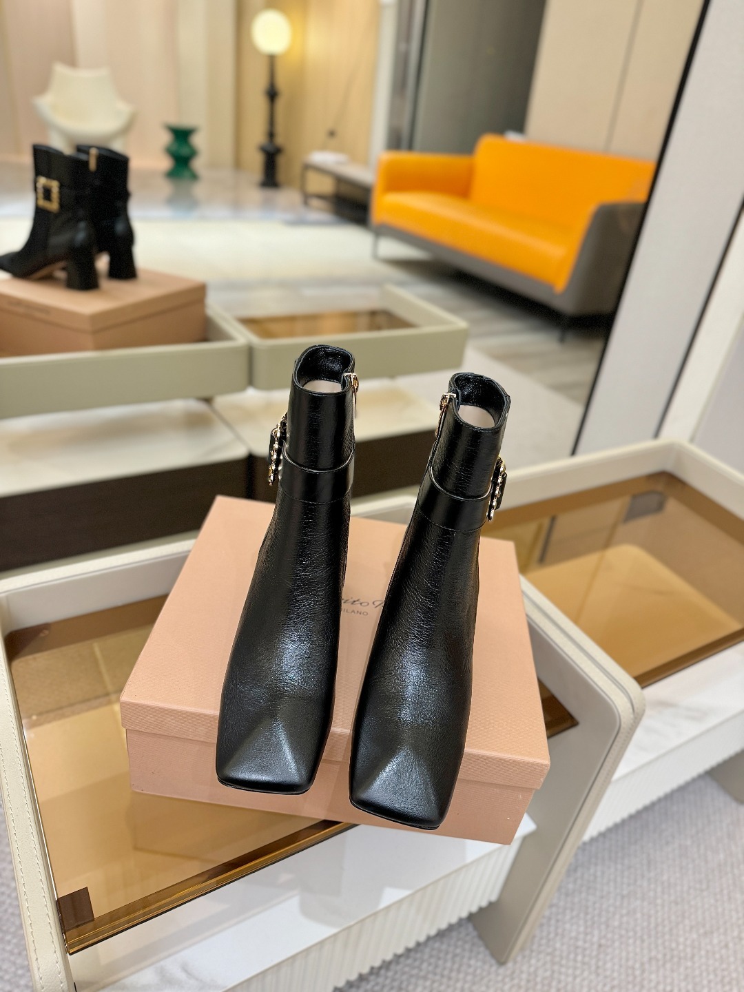 品 牌:Gianvito Rossi 罗西 GR方头及踝靴侧拉链R扣粗跟短靴。鞋面采用绒面革,质感柔软细