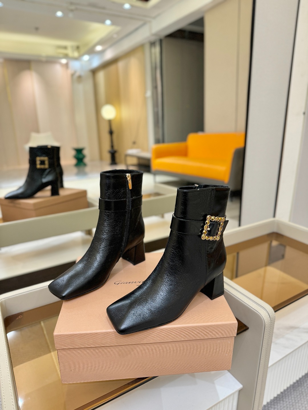 品 牌:Gianvito Rossi 罗西 GR方头及踝靴侧拉链R扣粗跟短靴。鞋面采用绒面革,质感柔软细