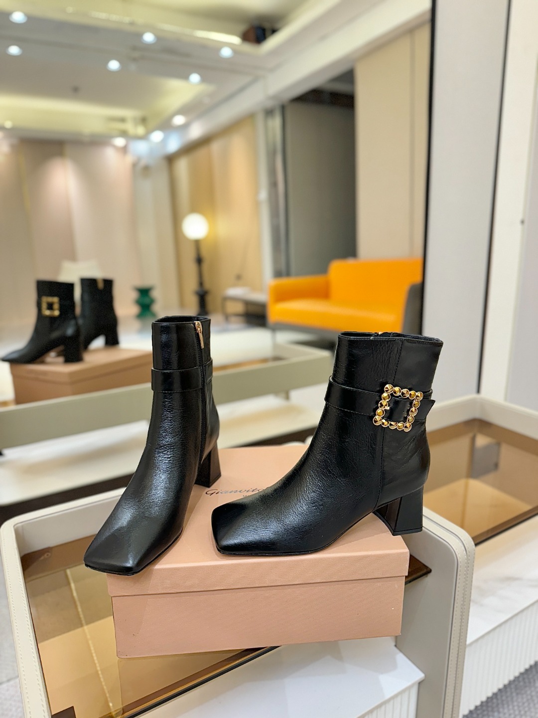 品 牌:Gianvito Rossi 罗西 GR方头及踝靴侧拉链R扣粗跟短靴。鞋面采用绒面革,质感柔软细