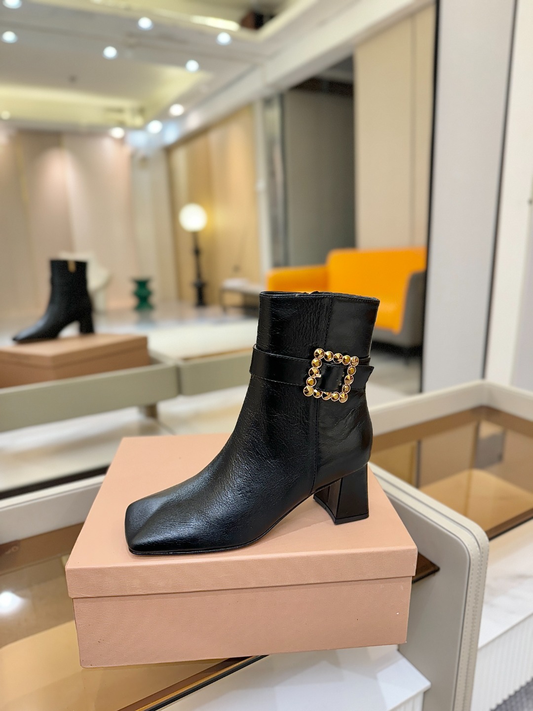 品 牌:Gianvito Rossi 罗西 GR方头及踝靴侧拉链R扣粗跟短靴。鞋面采用绒面革,质感柔软细