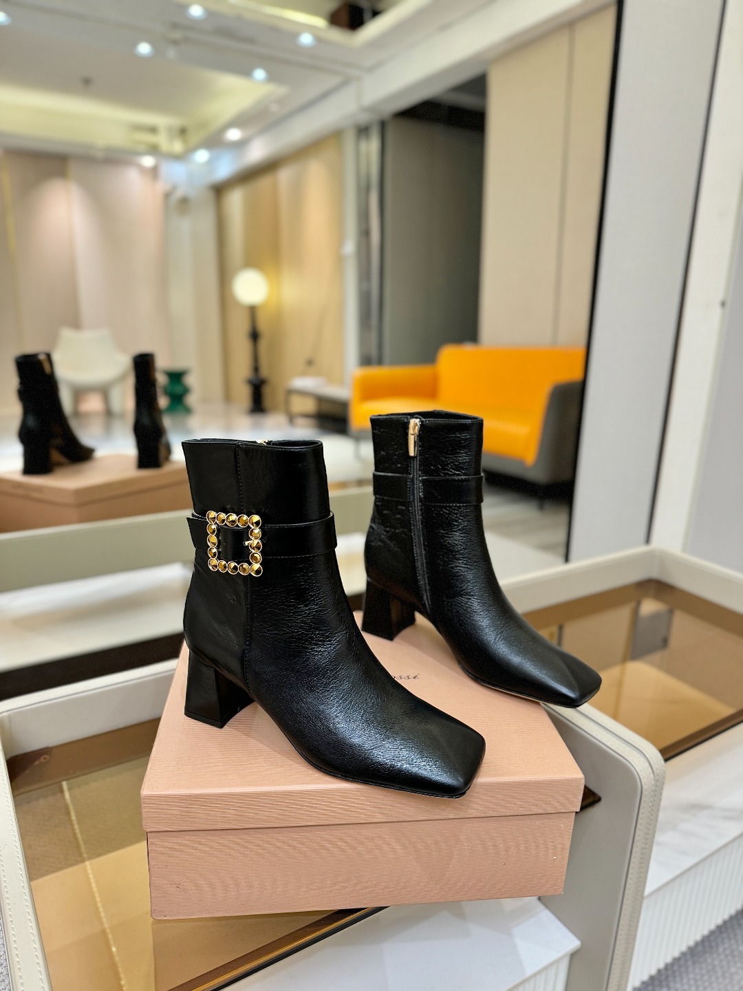 品 牌:Gianvito Rossi 罗西 GR方头及踝靴侧拉链R扣粗跟短靴。鞋面采用绒面革,质感柔软细