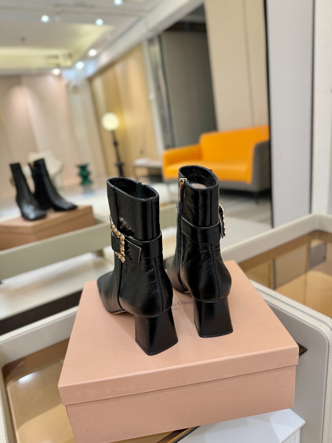 品 牌:Gianvito Rossi 罗西 GR方头及踝靴侧拉链R扣粗跟短靴。鞋面采用绒面革,质感柔软细