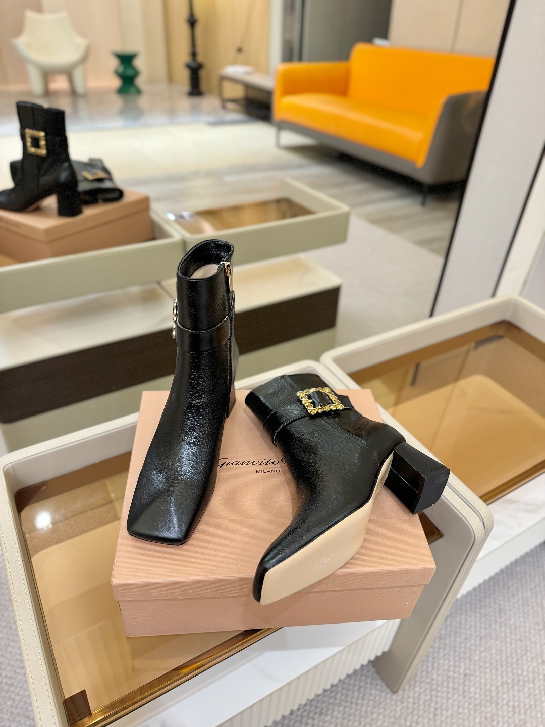 品 牌:Gianvito Rossi 罗西 GR方头及踝靴侧拉链R扣粗跟短靴。鞋面采用绒面革,质感柔软细