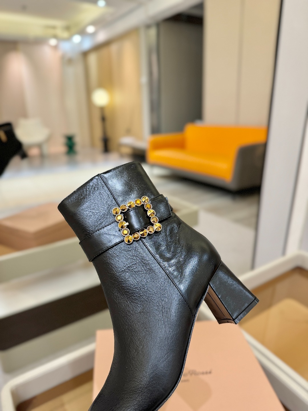 品 牌:Gianvito Rossi 罗西 GR方头及踝靴侧拉链R扣粗跟短靴。鞋面采用绒面革,质感柔软细