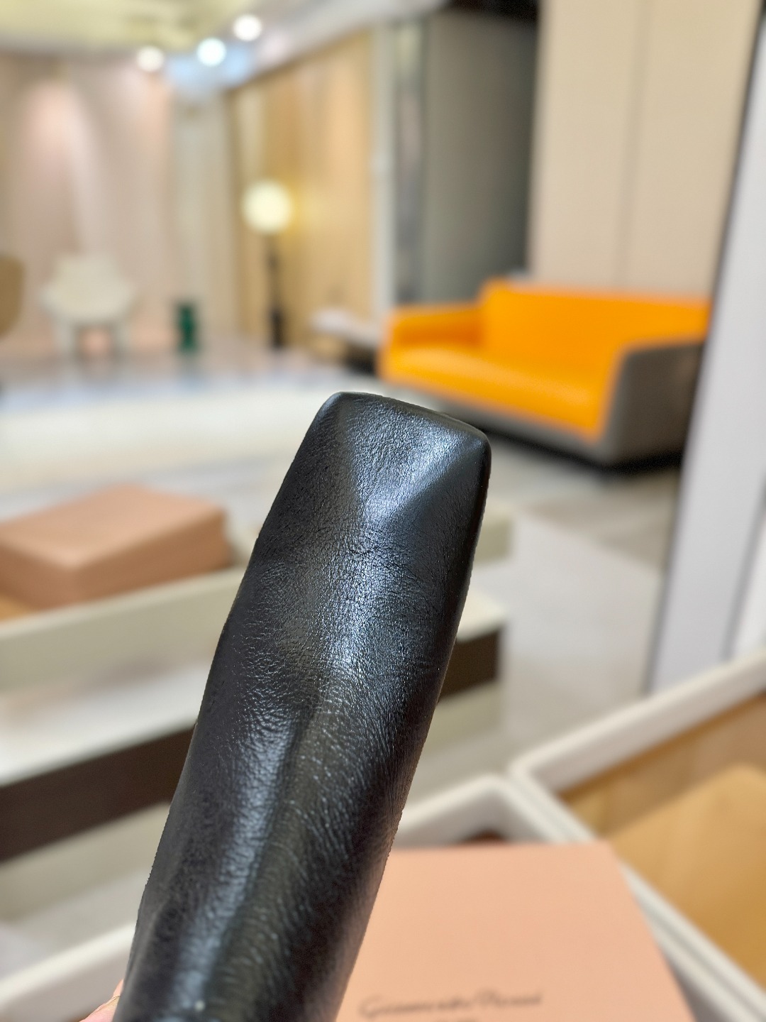 品 牌:Gianvito Rossi 罗西 GR方头及踝靴侧拉链R扣粗跟短靴。鞋面采用绒面革,质感柔软细