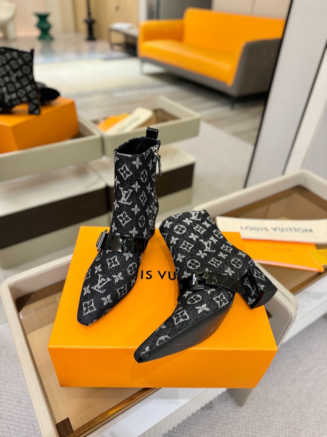 L✔️家 专柜秋冬款6寸短靴、官网系列同步更新、LV新款烤漆扣设计,款式新颖别致、上脚舒适百搭、英气十足