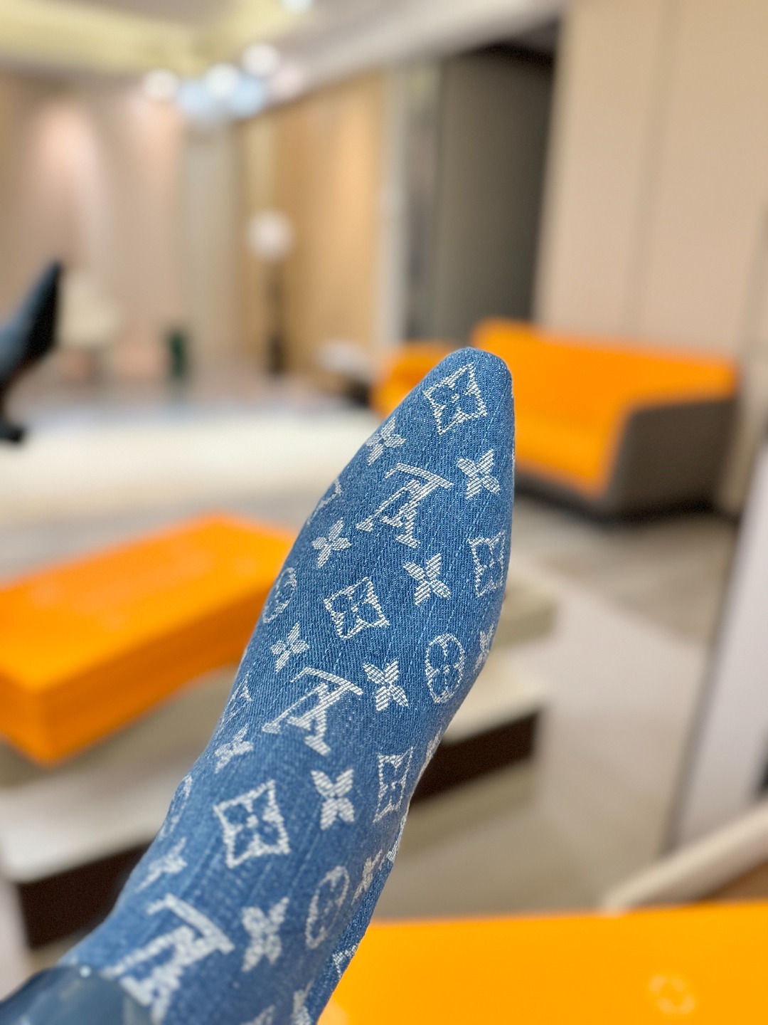 L✔️家 专柜秋冬款16寸长靴、官网系列同步更新、LV新款烤漆扣设计,款式新颖别致、上脚舒适百搭、英气十