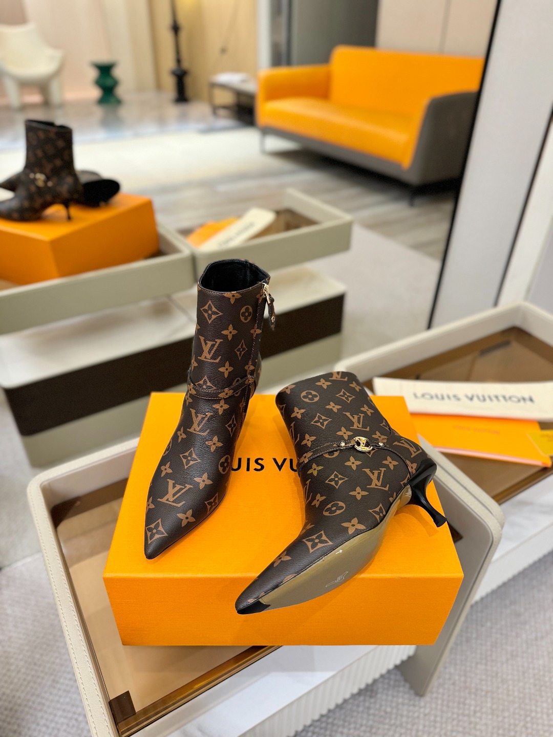 【代购级】、Louis Vuitton 2025官秋短靴系列！完美楦型、尖头新品🆕、官网同步更新Lv五金