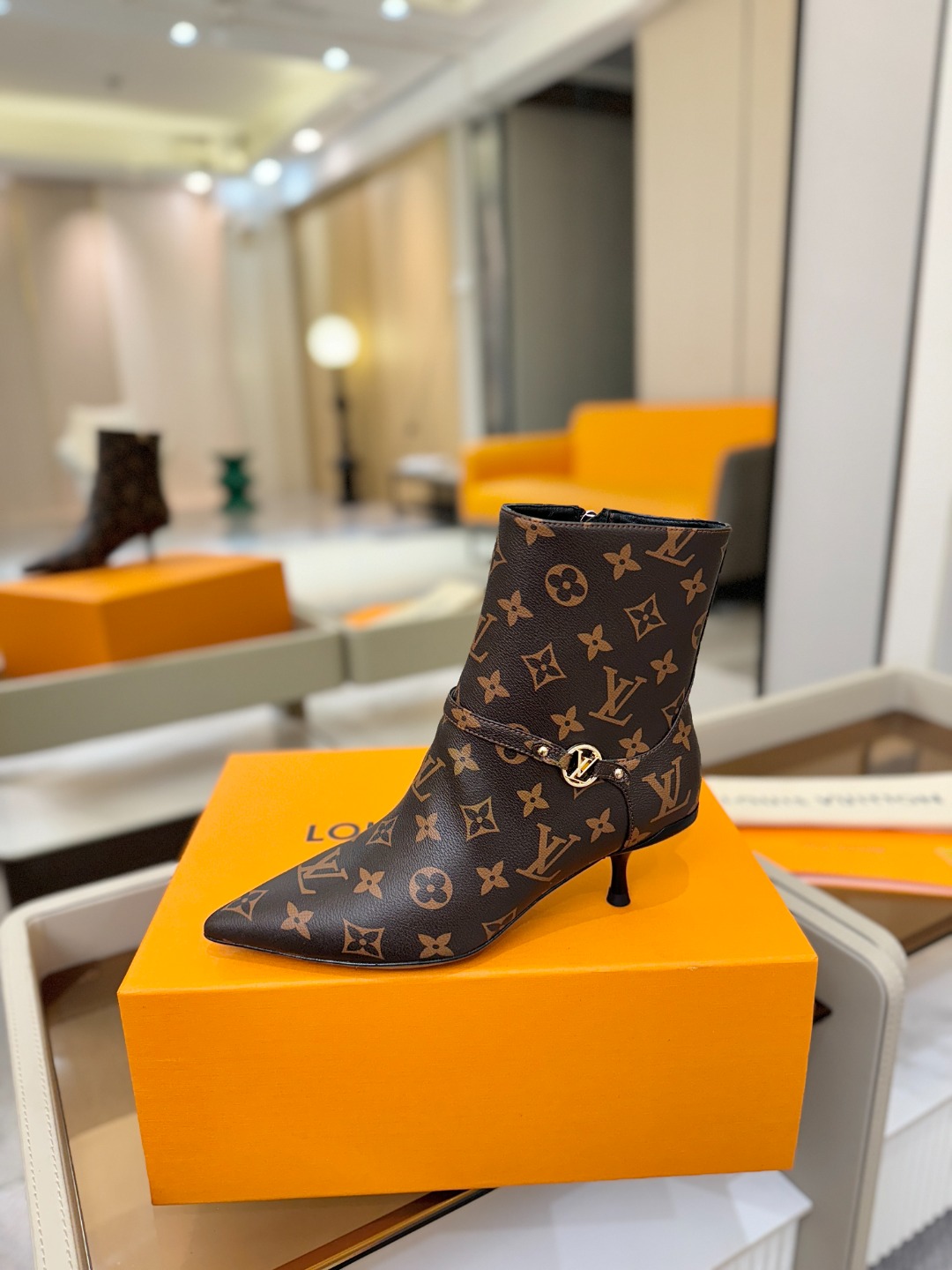 【代购级】、Louis Vuitton 2025官秋短靴系列！完美楦型、尖头新品🆕、官网同步更新Lv五金