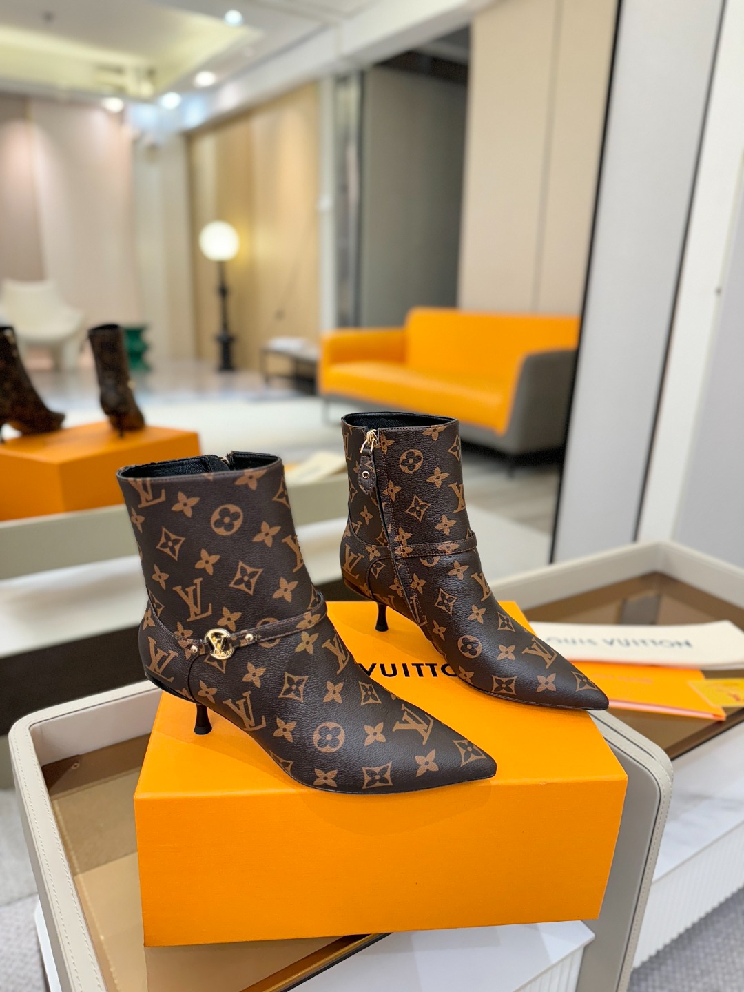 【代购级】、Louis Vuitton 2025官秋短靴系列！完美楦型、尖头新品🆕、官网同步更新Lv五金