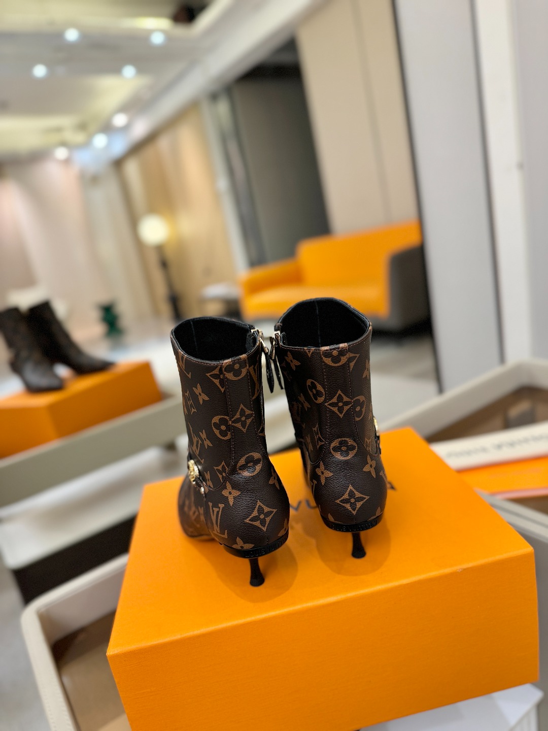 【代购级】、Louis Vuitton 2025官秋短靴系列！完美楦型、尖头新品🆕、官网同步更新Lv五金