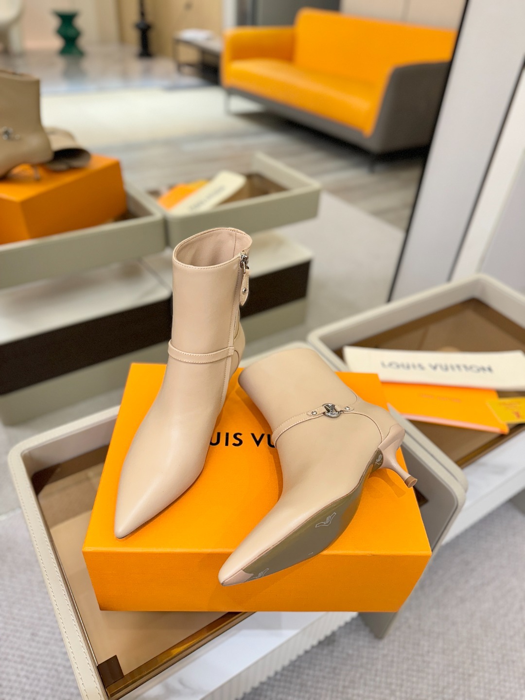 【代购级】、Louis Vuitton 2025官秋短靴系列!完美楦型、尖头新品🆕、官网同步更新Lv五金