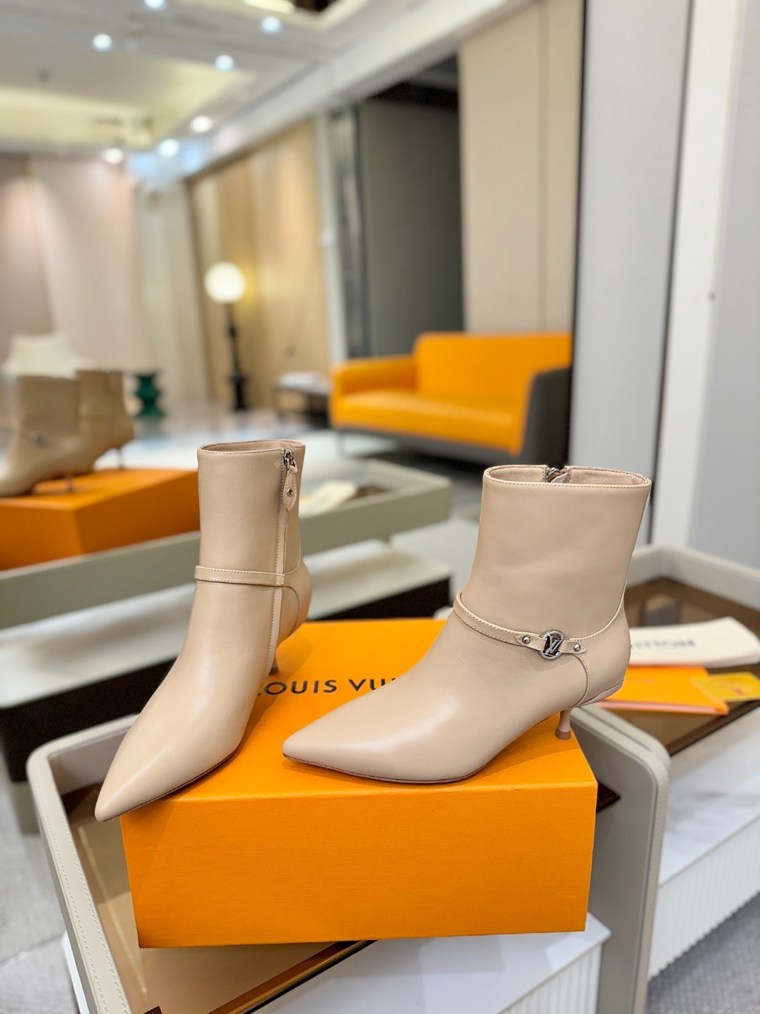 【代购级】、Louis Vuitton 2025官秋短靴系列!完美楦型、尖头新品🆕、官网同步更新Lv五金