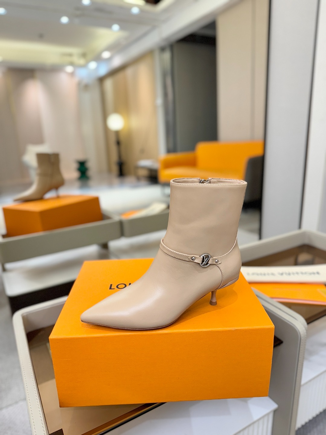 【代购级】、Louis Vuitton 2025官秋短靴系列!完美楦型、尖头新品🆕、官网同步更新Lv五金