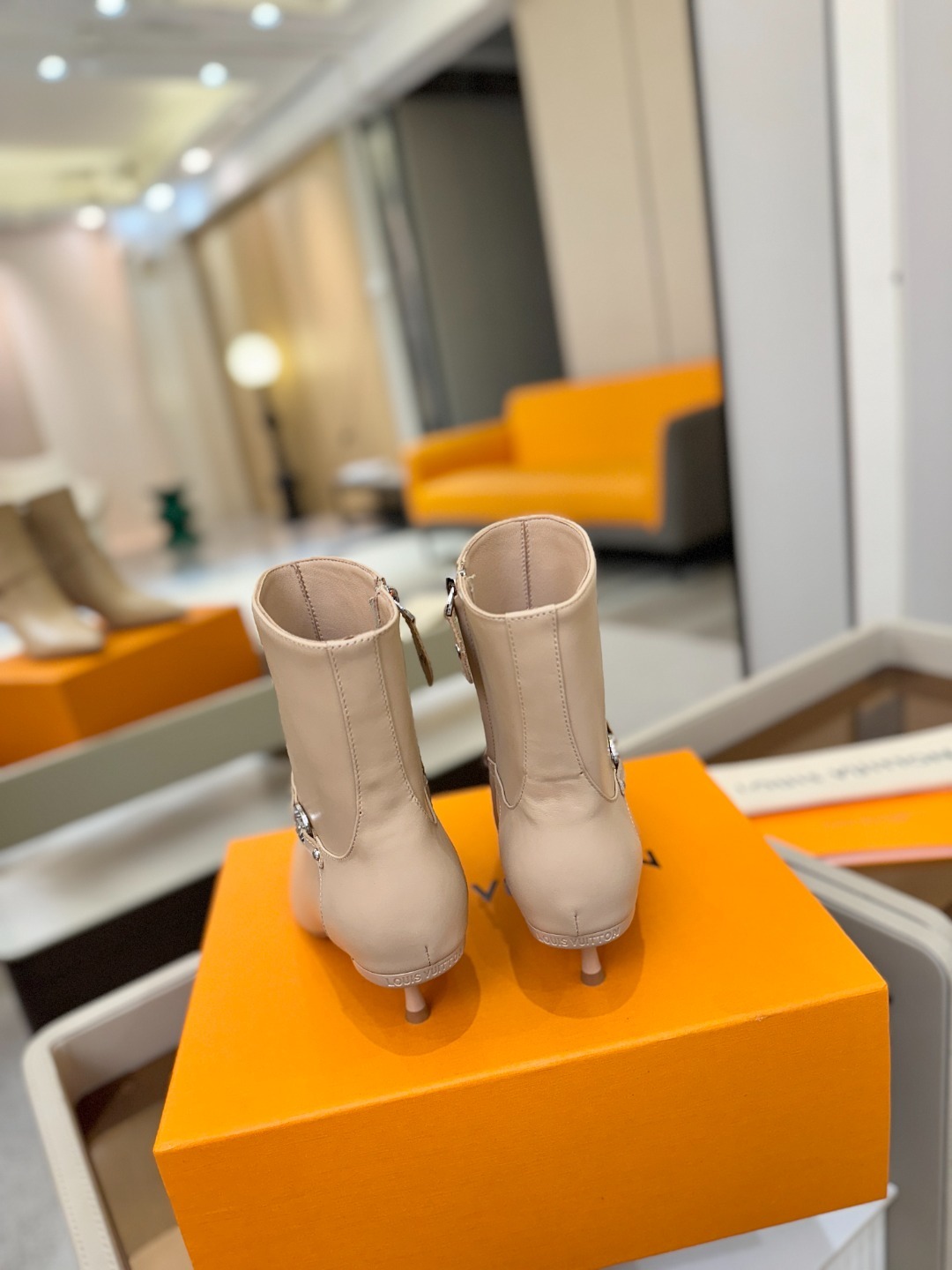 【代购级】、Louis Vuitton 2025官秋短靴系列!完美楦型、尖头新品🆕、官网同步更新Lv五金