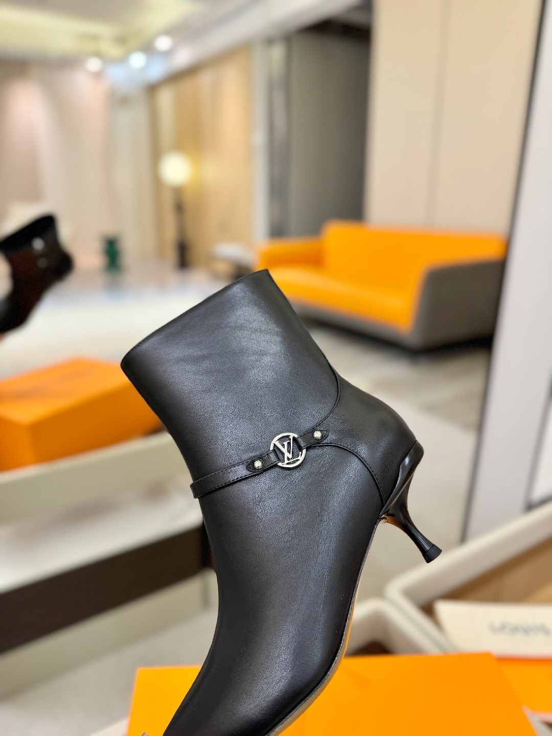 【代购级】、Louis Vuitton 2025官秋短靴系列!完美楦型、尖头新品🆕、官网同步更新Lv五金