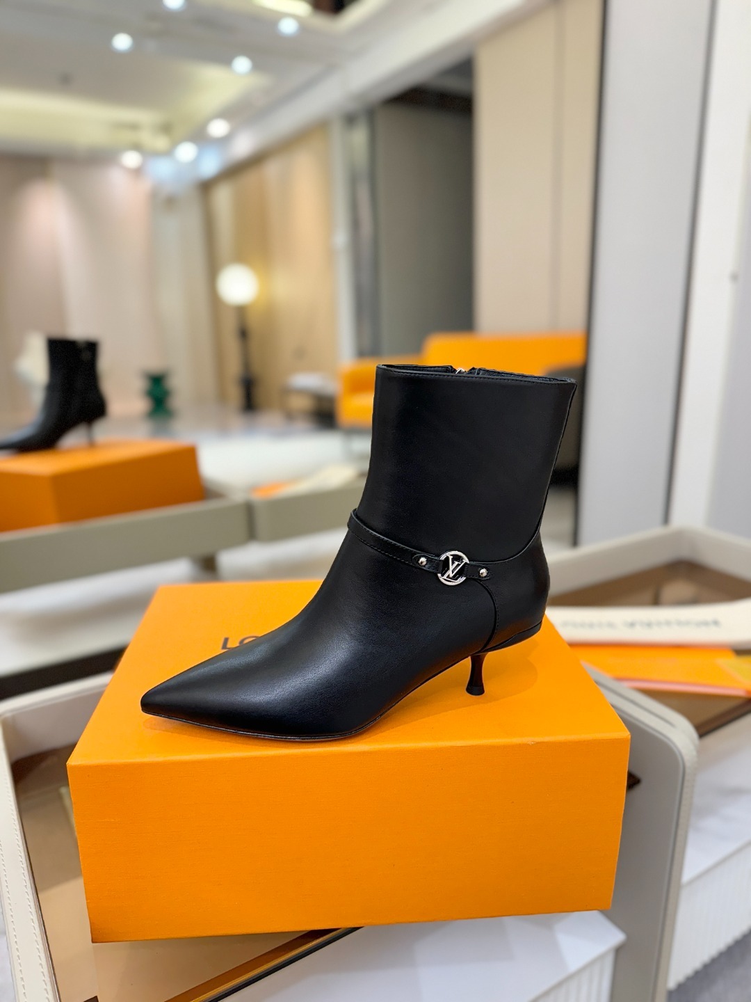 【代购级】、Louis Vuitton 2025官秋短靴系列!完美楦型、尖头新品🆕、官网同步更新Lv五金