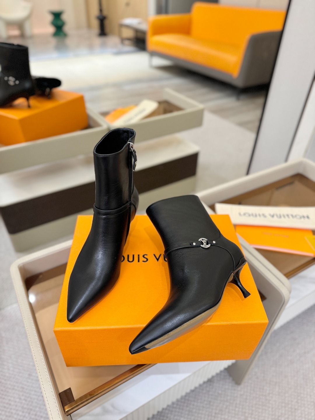 【代购级】、Louis Vuitton 2025官秋短靴系列!完美楦型、尖头新品🆕、官网同步更新Lv五金