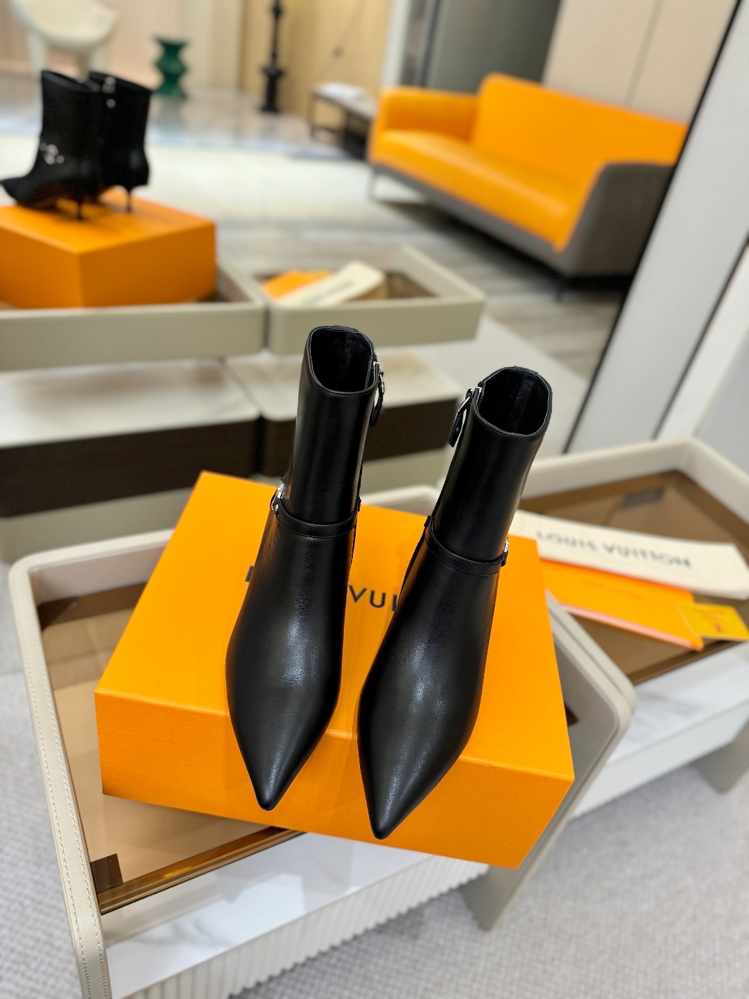 【代购级】、Louis Vuitton 2025官秋短靴系列!完美楦型、尖头新品🆕、官网同步更新Lv五金