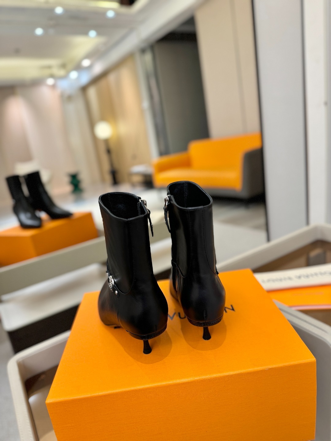 【代购级】、Louis Vuitton 2025官秋短靴系列!完美楦型、尖头新品🆕、官网同步更新Lv五金
