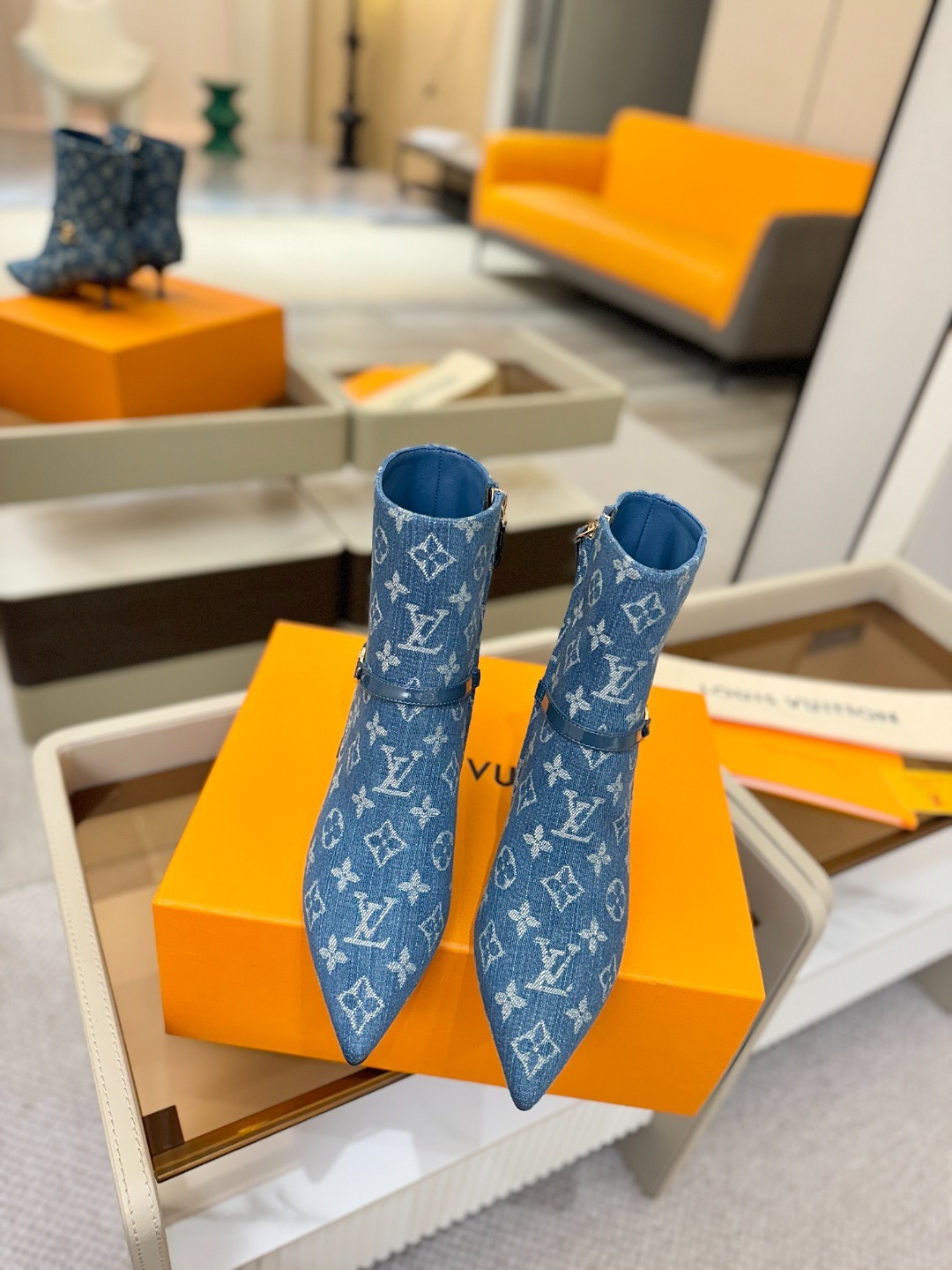 【代购级】、Louis Vuitton 2025官秋短靴系列!完美楦型、尖头新品🆕、官网同步更新Lv五金
