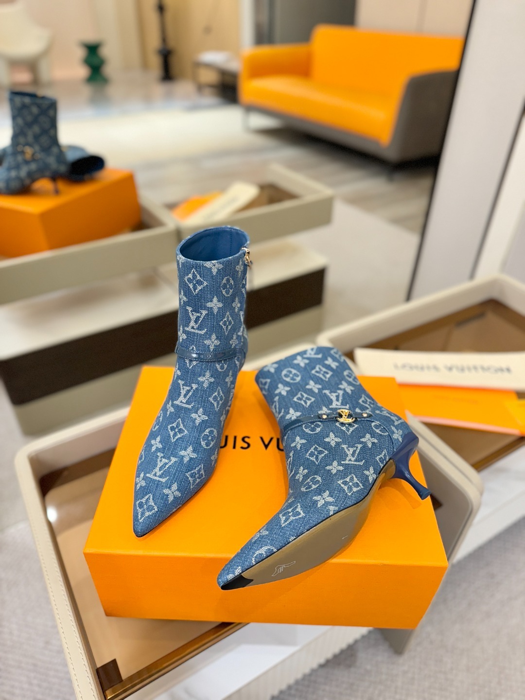 【代购级】、Louis Vuitton 2025官秋短靴系列!完美楦型、尖头新品🆕、官网同步更新Lv五金