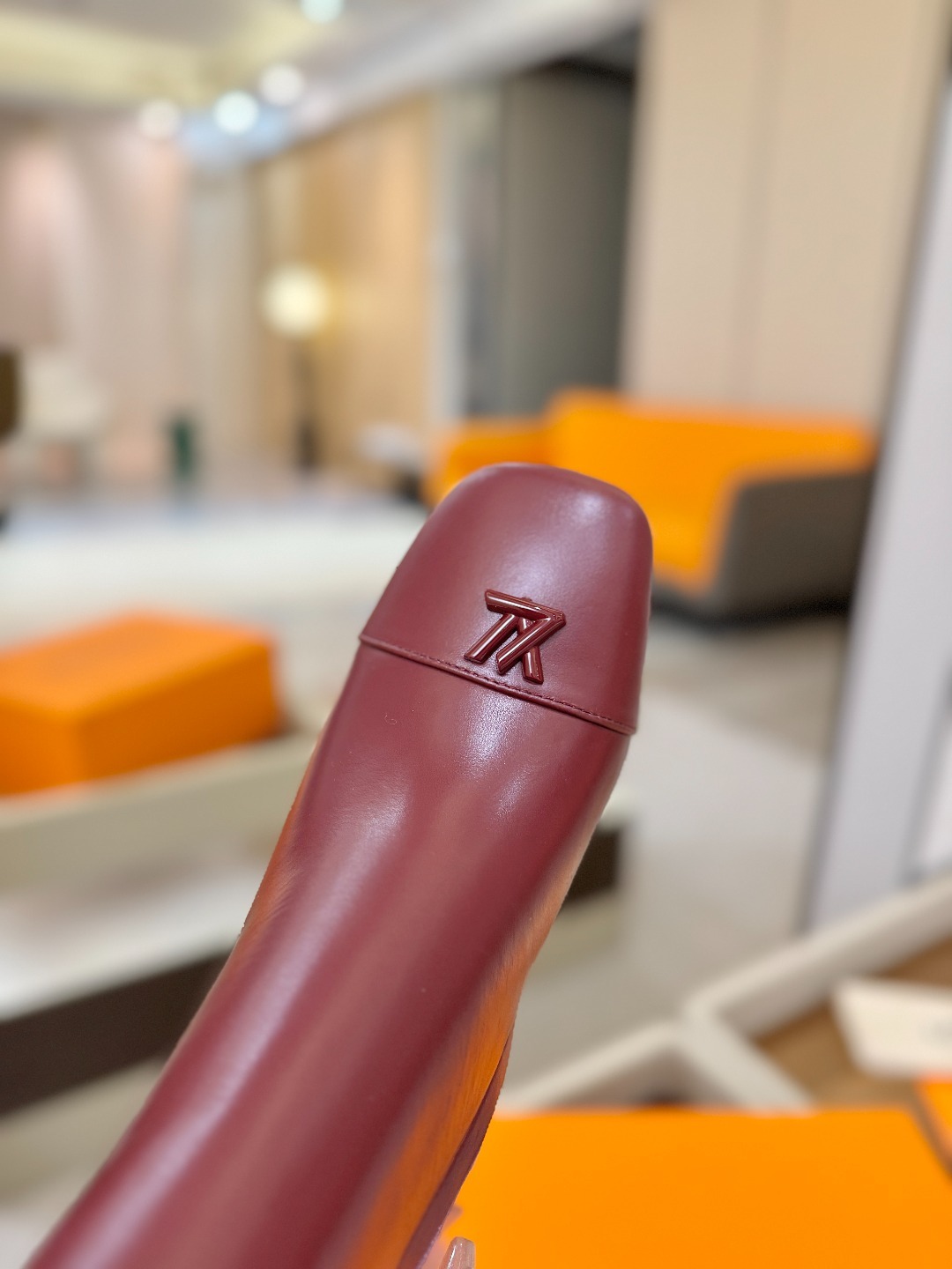 L✔️家 秋冬 专柜走秀6寸短靴、官网系列、同步更新、完美楦型+小V扣设计、再现经典、款式简单大方、走路
