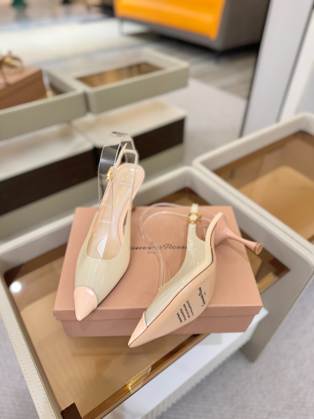 Gianvito rossi 👠顶级版本！代购品质！👡尖头高跟凉鞋，宛如从童话中走来的仙履😜💖。尖头设计
