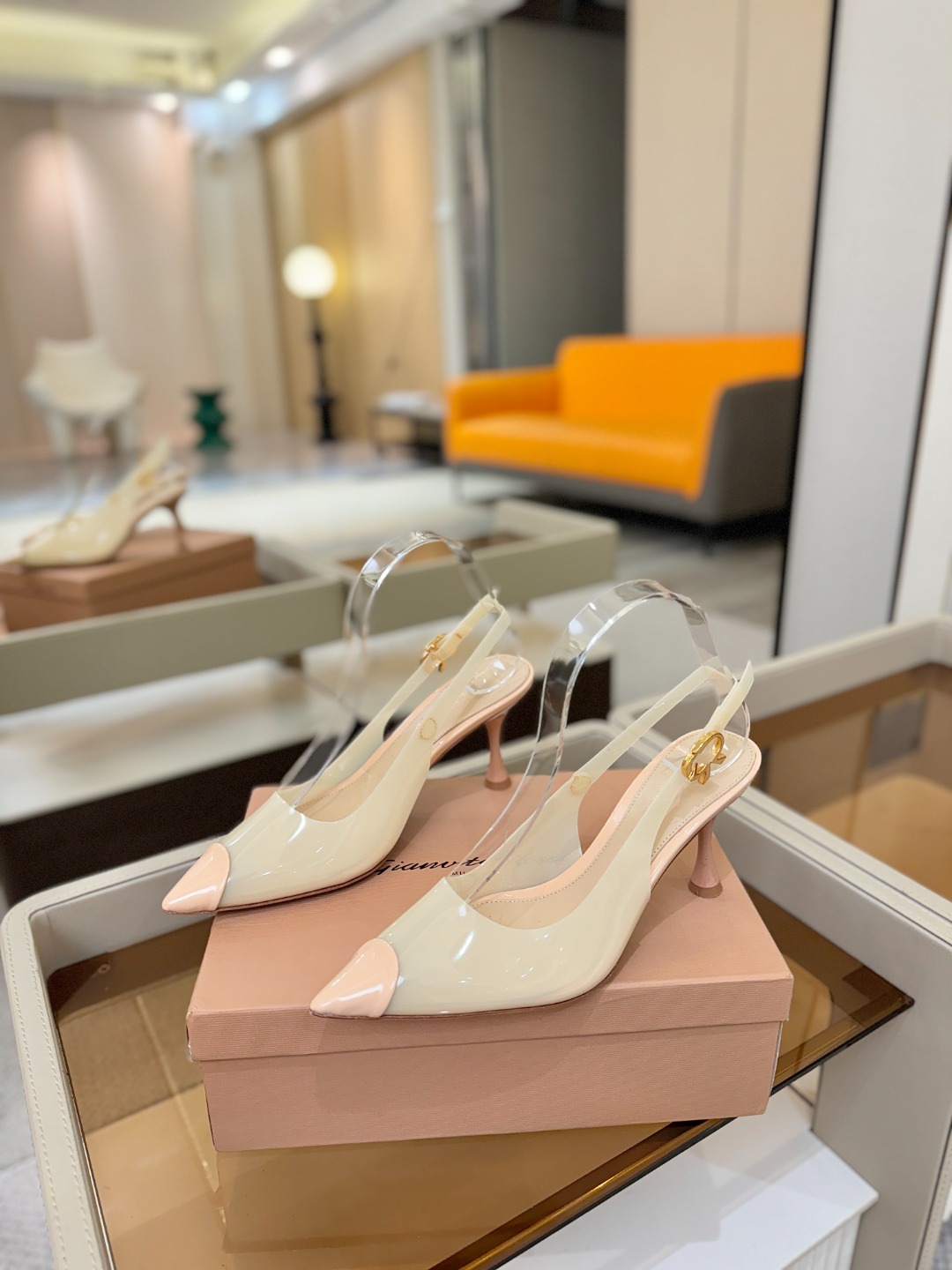 Gianvito rossi 👠顶级版本！代购品质！👡尖头高跟凉鞋，宛如从童话中走来的仙履😜💖。尖头设计