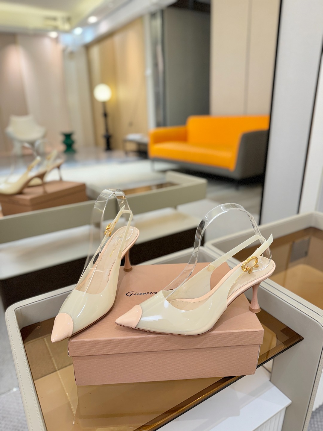 Gianvito rossi 👠顶级版本！代购品质！👡尖头高跟凉鞋，宛如从童话中走来的仙履😜💖。尖头设计