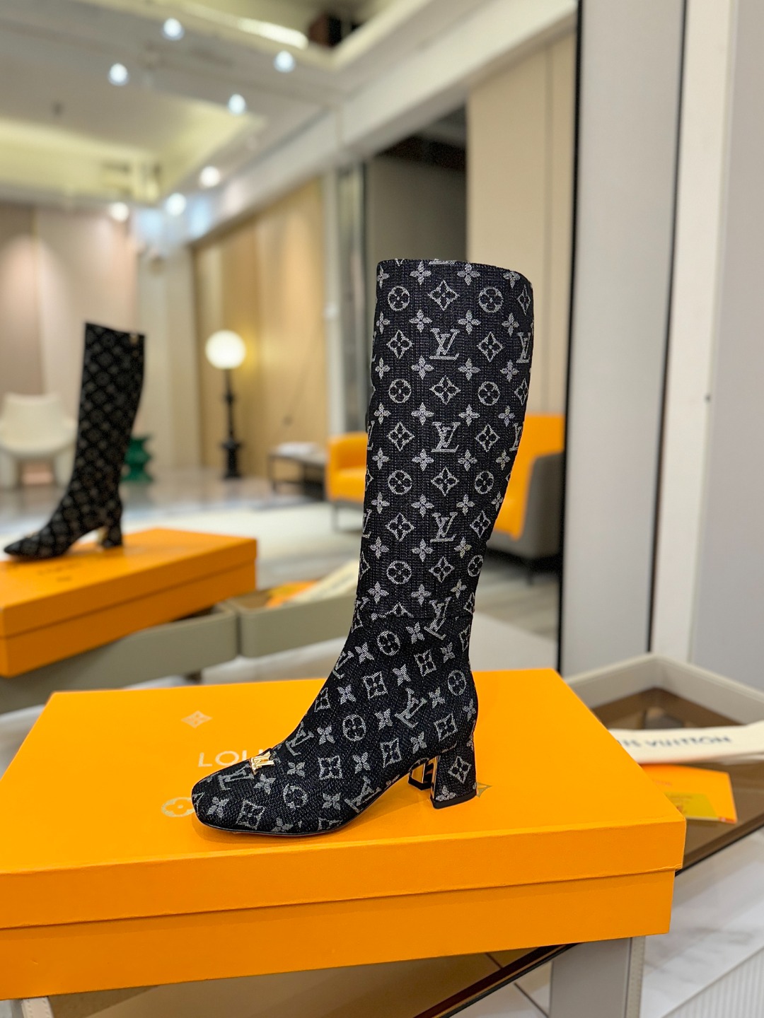 L✔️家秋冬 专柜 走秀16寸高靴、官网系列、同步更新、完美楦型+小V扣设计、再现经典、款式简单大方、走