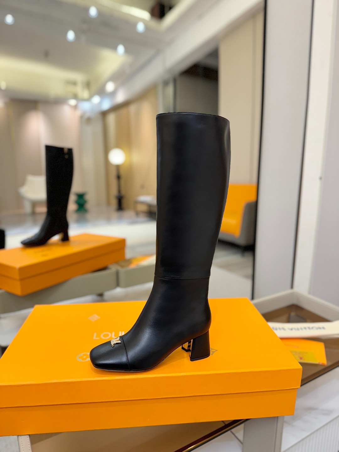 NO:562137,Price L’s Autumn and Winter Counter Catwalk 16-inch high boots, official website series, updated simultaneously, perfect last + small V-buckle design, classic reproduction, simple and elegant style, not tiring to walk, not picky, good-looking on the feet, original inverted last, ultimate 1:1 shape, high-end quality, imported high-end fabrics showing exquisite texture!  Fabric: Imported calfskin/lychee pattern/presbyopia leather/denim, lining of high-quality soft sheepskin, foot pads of imported goatskin, custom-made A-grade high-density private mold outsole, luxurious packaging!  5.5 cm leather bag heel + electroplating design, size 35-40, (34.40.41 customized, non-refundable), boots, cowhide, sheepskin19860909价格 L家秋冬 专柜 走秀16寸高靴、官网系列、同步更新、完美楦型+小V扣设计、再现经典、款式简单大方、走路不累脚、不挑人、上脚大气好看、原版倒模楦型,极致1:1形体,高端品质、进口高端面料呈现出精致质感！ 面料进口小牛皮/荔枝纹/老花皮/牛仔布 内里优质柔软羊皮里 垫脚进口山羊皮 开模定制A级高密私模大底,奢华包装！ 5.5公分面皮包跟+电镀设计 码数35-40、（34.40.41定制不退换）,靴子,boots,cowhide,sheepskin,Women's Shoes