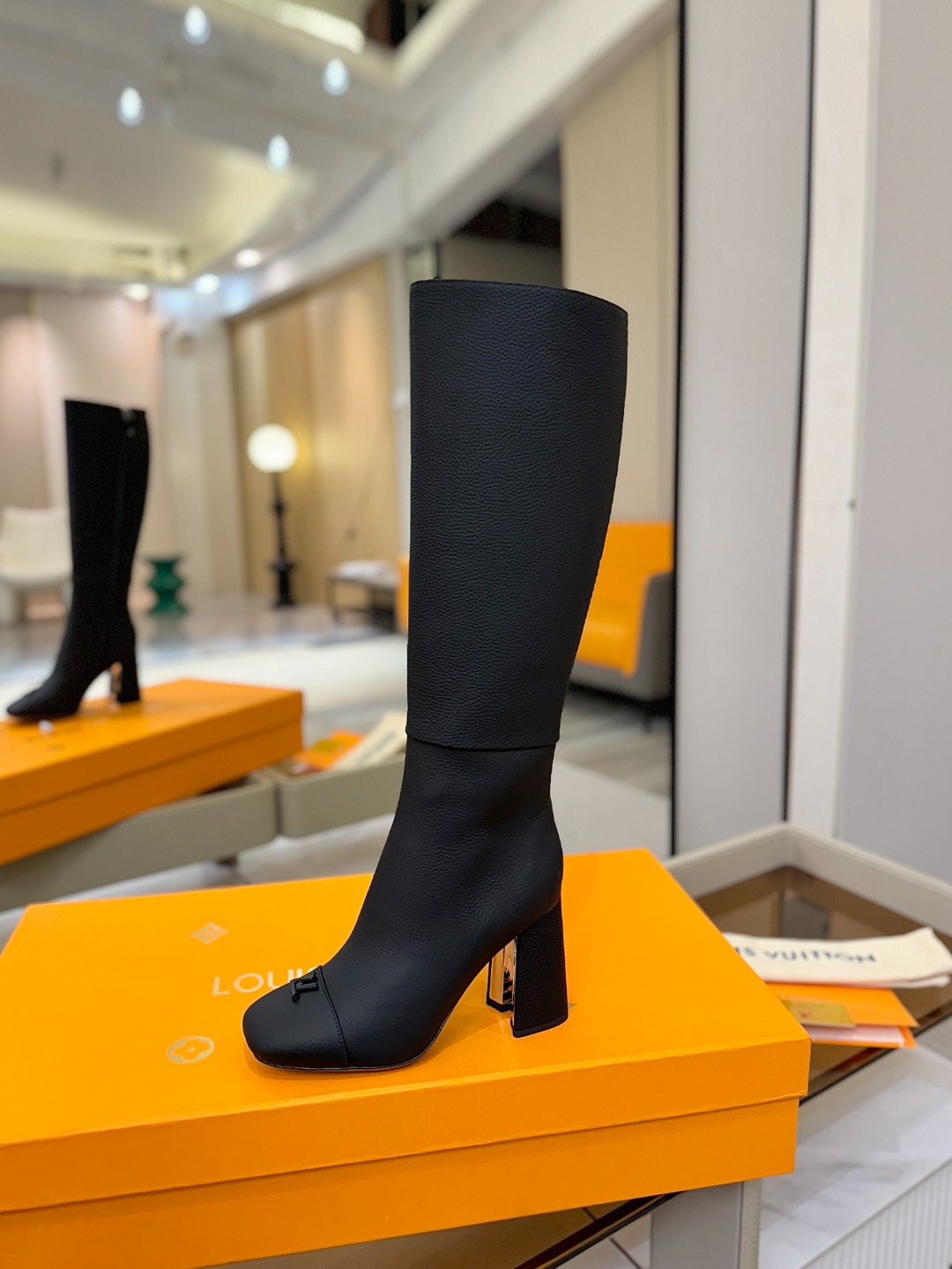 NO:562143,Price L’s Autumn and Winter Counter Catwalk 16-inch high boots, official website series, updated simultaneously, perfect last + small V-buckle design, classic reproduction, simple and elegant style, not tiring to walk, not picky, good-looking on the feet, original inverted last, ultimate 1:1 shape, high-end quality, imported high-end fabrics showing exquisite texture!  Fabric: Imported calfskin/lychee pattern/presbyopia leather/denim, lining of high-quality soft sheepskin, foot pads of imported goatskin, custom-made A-grade high-density private mold outsole, luxurious packaging!  8.5 cm leather bag heel + electroplating design, size 35-40, (34.40.41 customized, non-refundable), boots, cowhide, sheepskin19860909价格 L家秋冬 专柜 走秀16寸高靴、官网系列、同步更新、完美楦型+小V扣设计、再现经典、款式简单大方、走路不累脚、不挑人、上脚大气好看、原版倒模楦型,极致1:1形体,高端品质、进口高端面料呈现出精致质感！ 面料进口小牛皮/荔枝纹/老花皮/牛仔布 内里优质柔软羊皮里 垫脚进口山羊皮 开模定制A级高密私模大底,奢华包装！ 8.5公分面皮包跟+电镀设计 码数35-40、（34.40.41定制不退换）,靴子,boots,cowhide,sheepskin,Women's Shoes