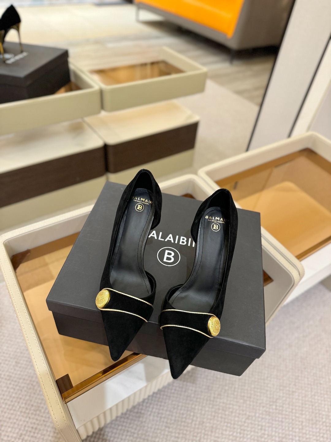 巴尔曼 走秀 时装高跟单鞋ʚ😊ɞ 品牌巴尔曼𝘽𝙖𝙡𝙢𝙖𝙞𝙣由法国时装设计师𝙥𝙞𝙚𝙧𝙧𝙚 𝘽𝙖𝙡𝙢𝙖𝙞𝙣（