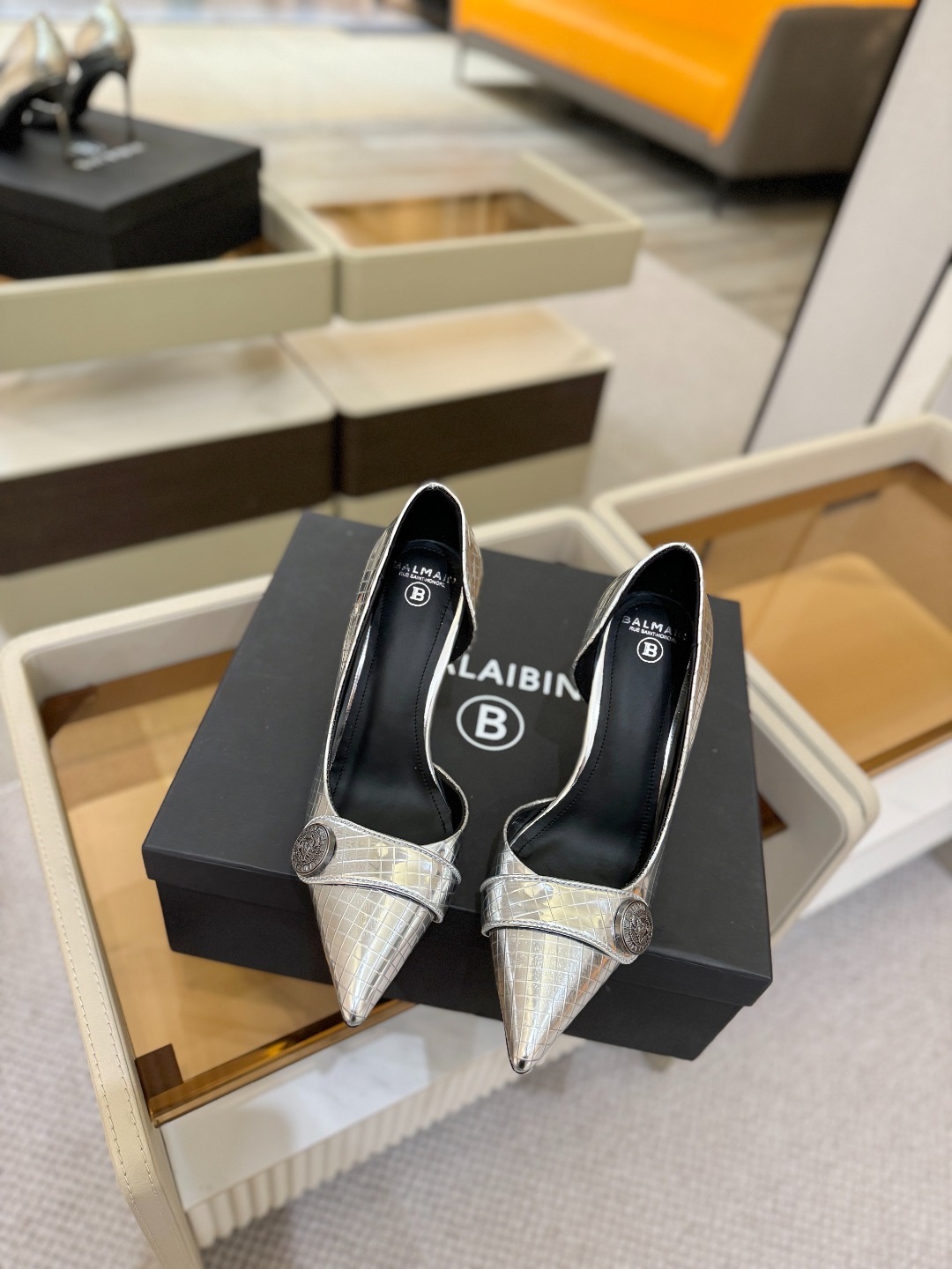 巴尔曼 走秀 时装高跟单鞋ʚ😊ɞ 品牌巴尔曼𝘽𝙖𝙡𝙢𝙖𝙞𝙣由法国时装设计师𝙥𝙞𝙚𝙧𝙧𝙚 𝘽𝙖𝙡𝙢𝙖𝙞𝙣（