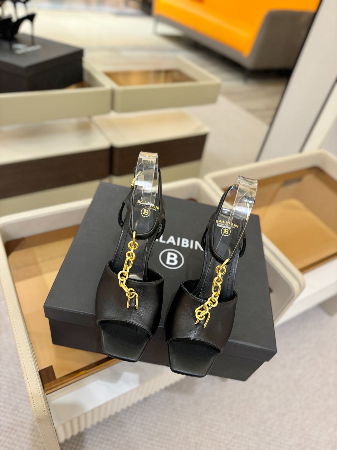 巴尔曼 走秀 时装高跟链条凉鞋ʚ😊ɞ 品牌巴尔曼𝘽𝙖𝙡𝙢𝙖𝙞𝙣由法国时装设计师𝙥𝙞𝙚𝙧𝙧𝙚 𝘽𝙖𝙡𝙢𝙖𝙞
