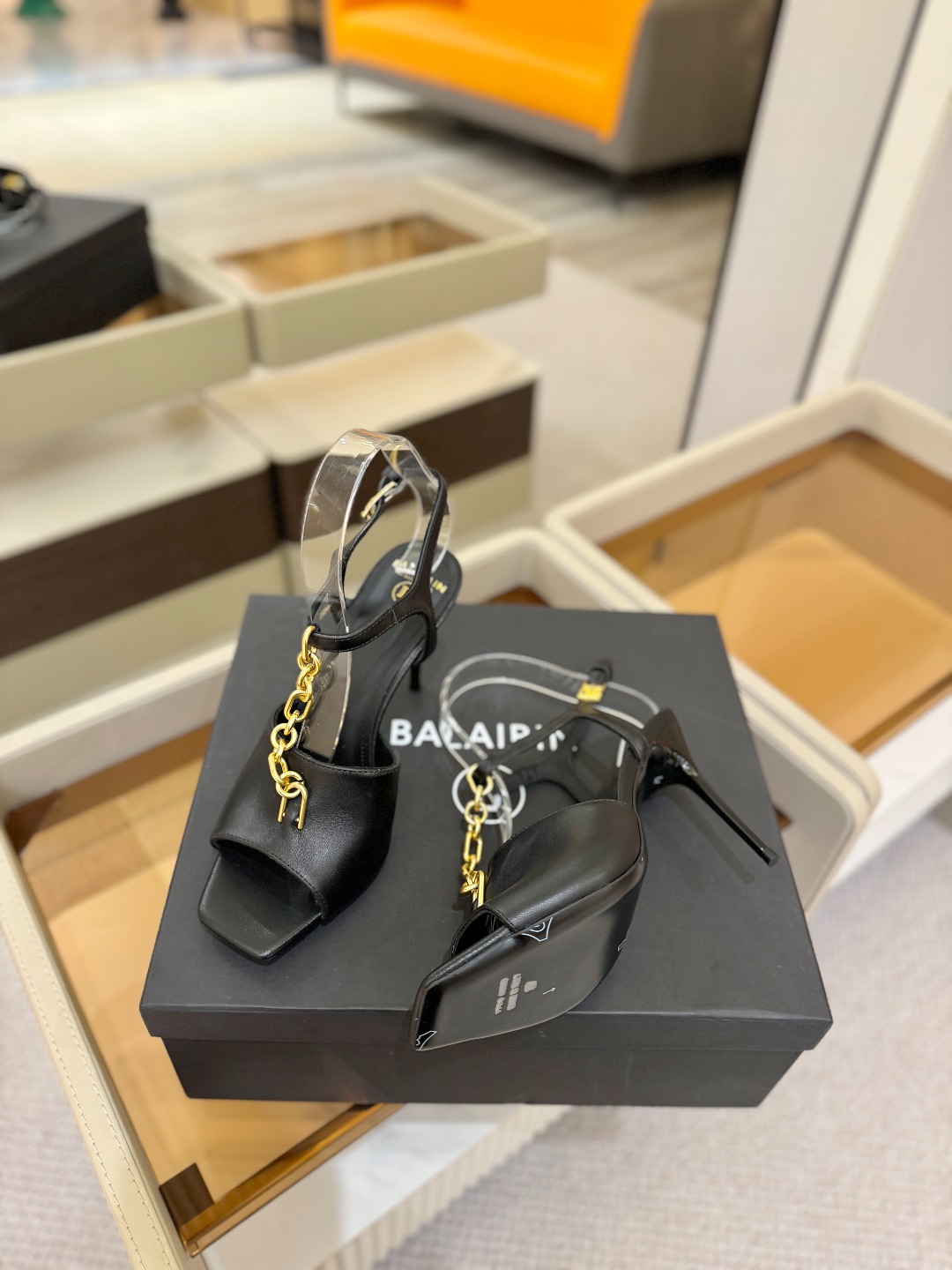巴尔曼 走秀 时装高跟链条凉鞋ʚ😊ɞ 品牌巴尔曼𝘽𝙖𝙡𝙢𝙖𝙞𝙣由法国时装设计师𝙥𝙞𝙚𝙧𝙧𝙚 𝘽𝙖𝙡𝙢𝙖𝙞